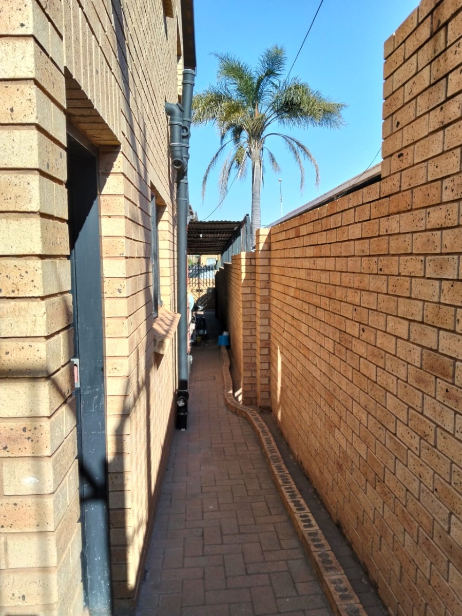 7 Bedroom Property for Sale in Laudium Gauteng