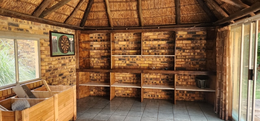 5 Bedroom Property for Sale in Larrendale Gauteng