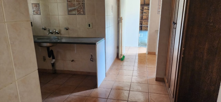 5 Bedroom Property for Sale in Larrendale Gauteng