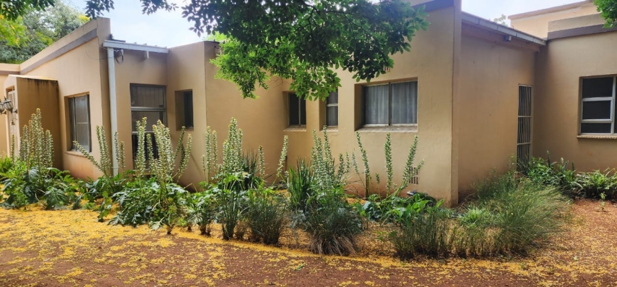 5 Bedroom Property for Sale in Larrendale Gauteng