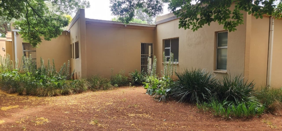 5 Bedroom Property for Sale in Larrendale Gauteng