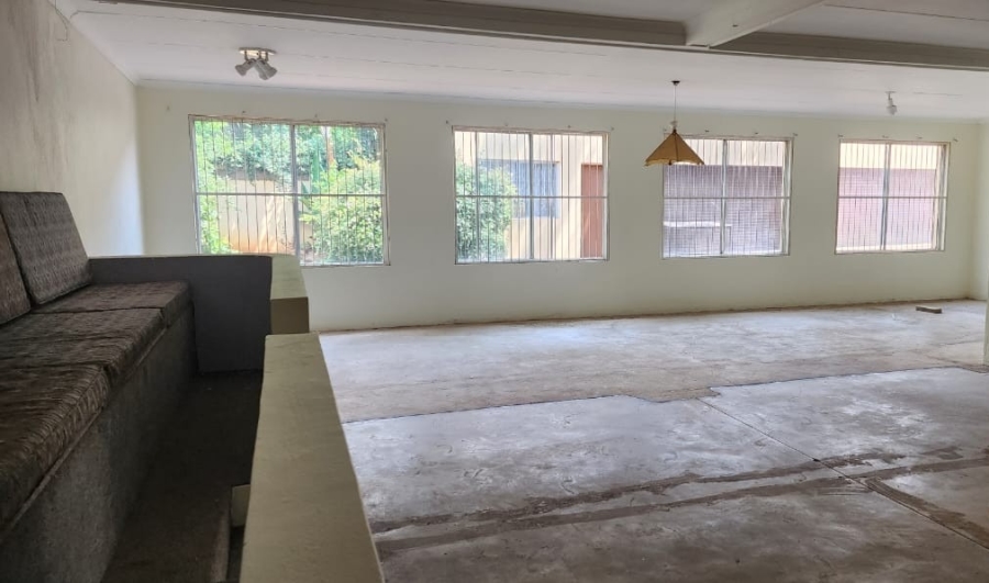 5 Bedroom Property for Sale in Larrendale Gauteng
