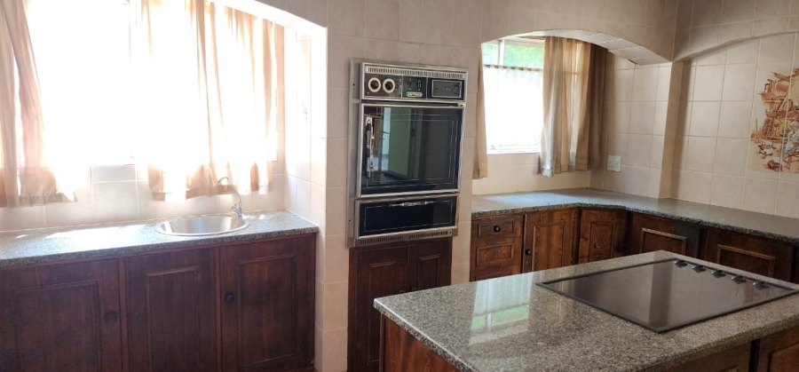 5 Bedroom Property for Sale in Larrendale Gauteng