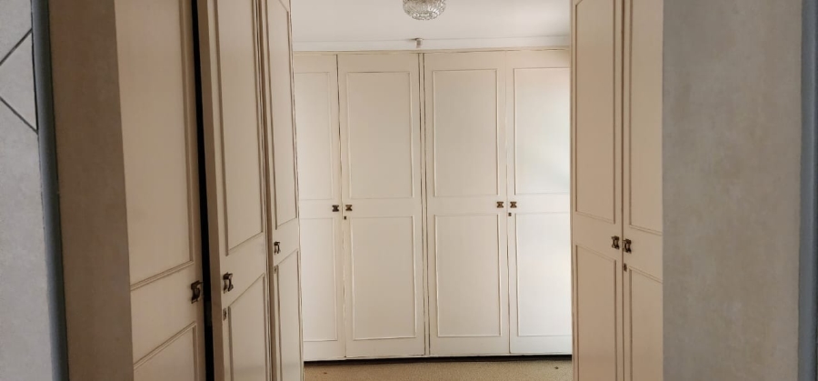 5 Bedroom Property for Sale in Larrendale Gauteng