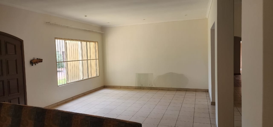 5 Bedroom Property for Sale in Larrendale Gauteng