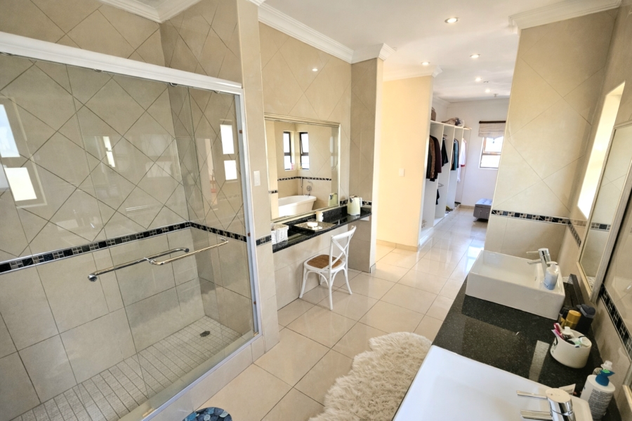 5 Bedroom Property for Sale in Blue Valley Golf Estate Gauteng