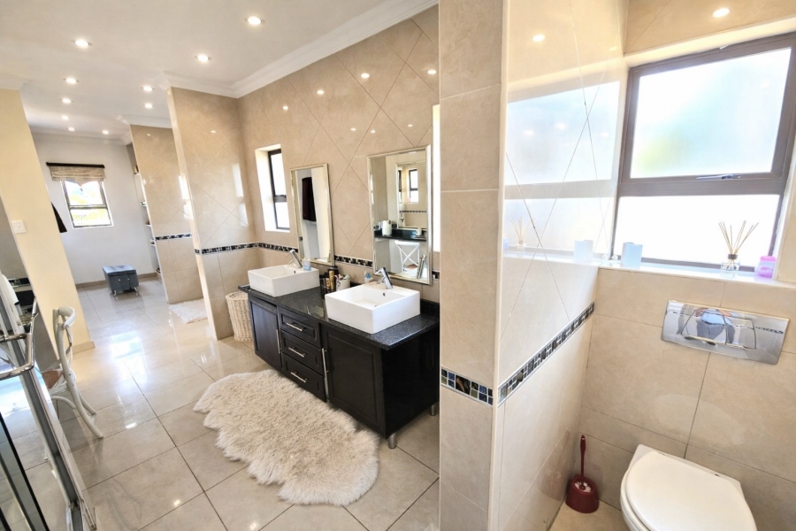 5 Bedroom Property for Sale in Blue Valley Golf Estate Gauteng