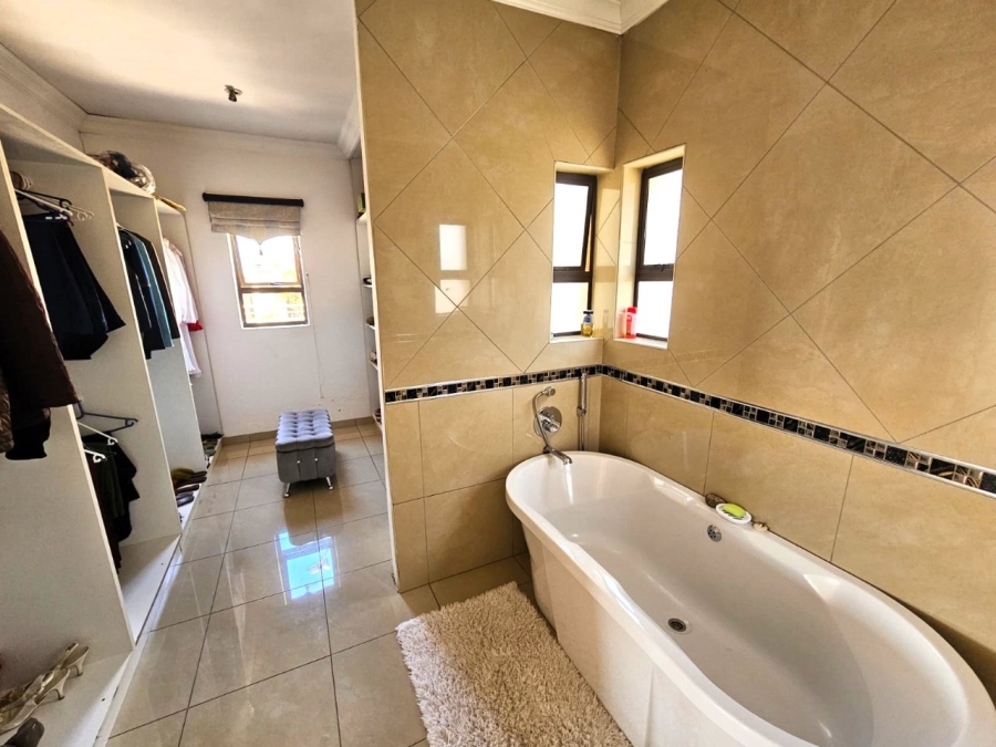5 Bedroom Property for Sale in Blue Valley Golf Estate Gauteng