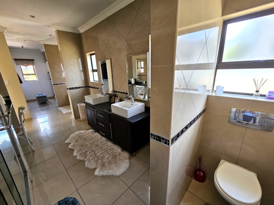 5 Bedroom Property for Sale in Blue Valley Golf Estate Gauteng