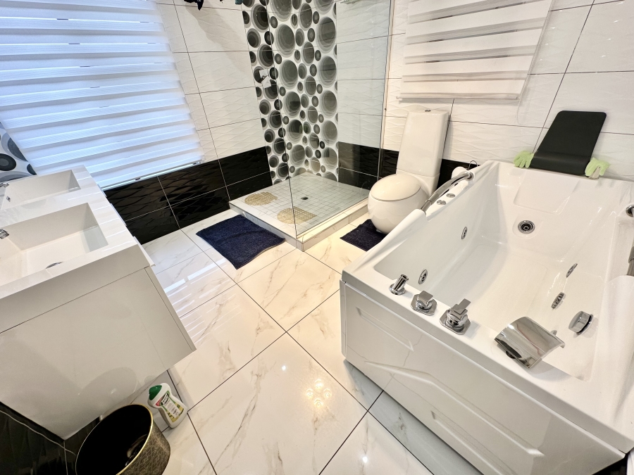 6 Bedroom Property for Sale in Blue Valley Golf Estate Gauteng