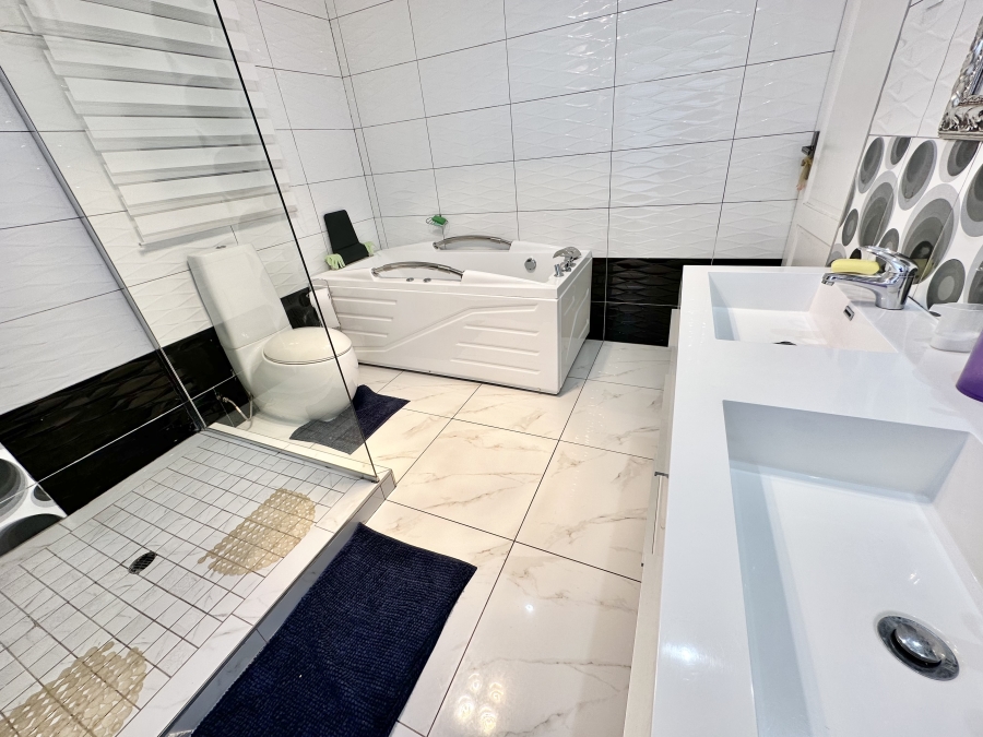 6 Bedroom Property for Sale in Blue Valley Golf Estate Gauteng