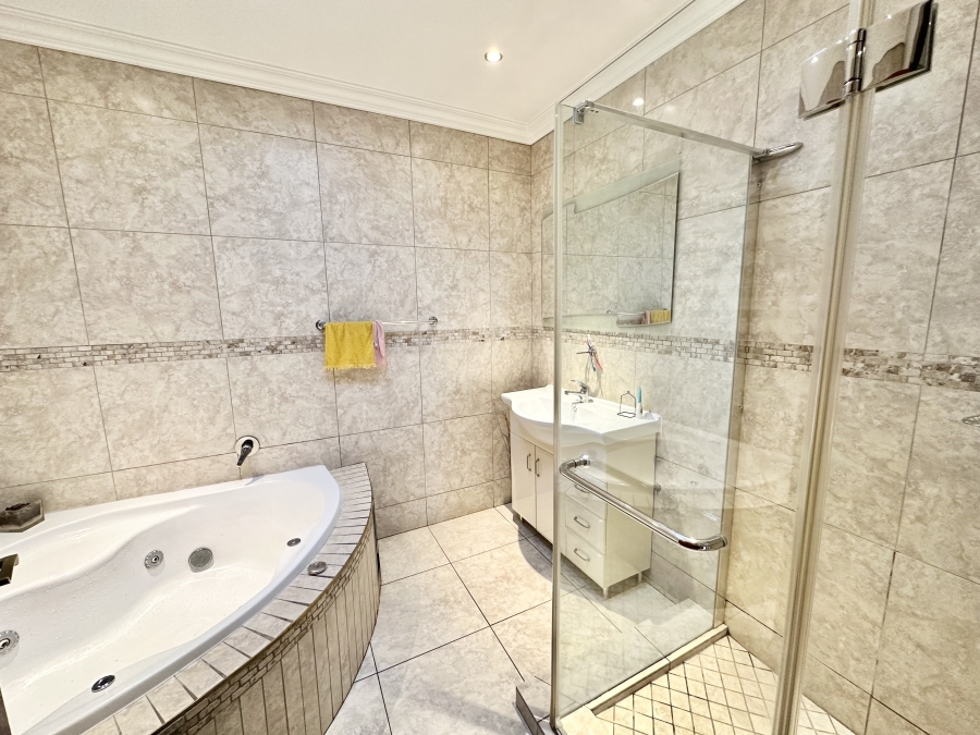6 Bedroom Property for Sale in Blue Valley Golf Estate Gauteng