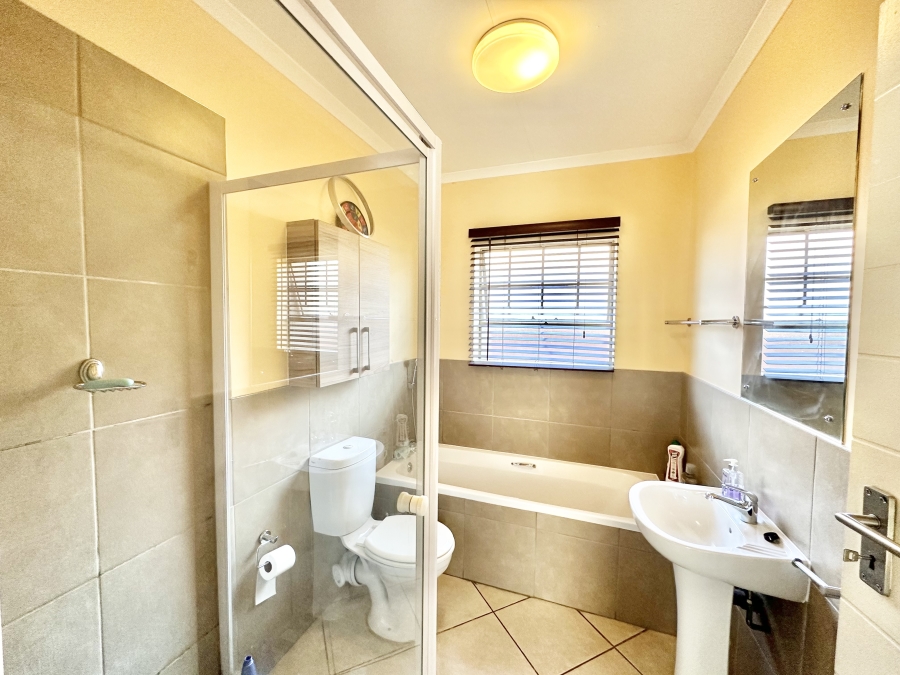 3 Bedroom Property for Sale in Monavoni Gauteng