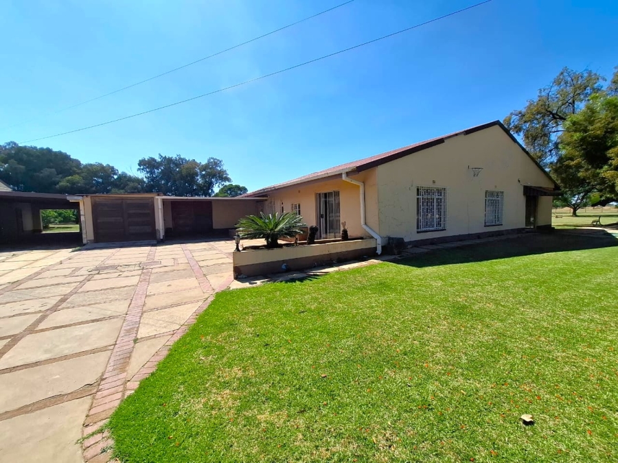 7 Bedroom Property for Sale in Mooilande Gauteng