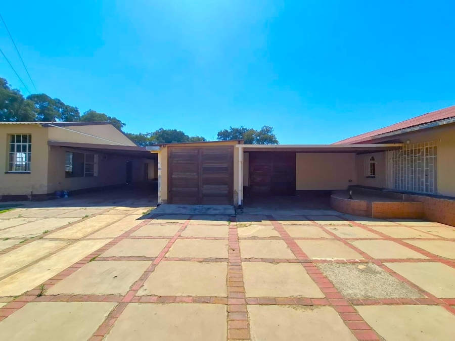 7 Bedroom Property for Sale in Mooilande Gauteng