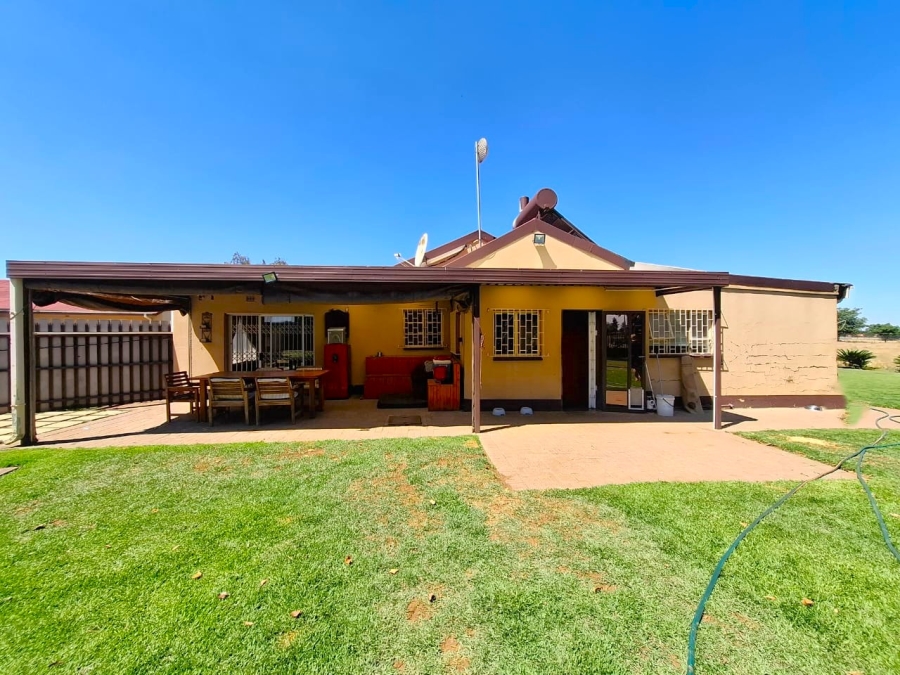 7 Bedroom Property for Sale in Mooilande Gauteng