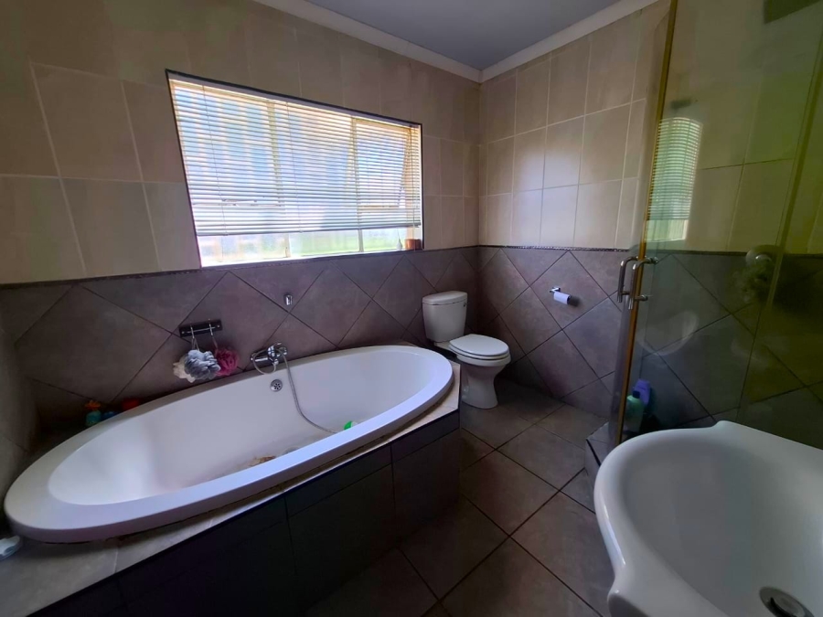 7 Bedroom Property for Sale in Mooilande Gauteng