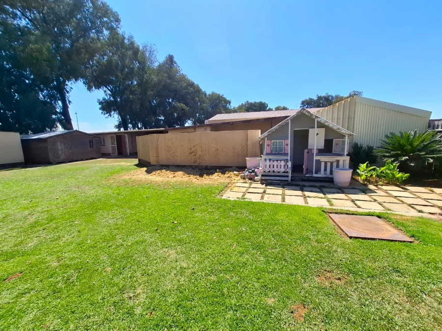 7 Bedroom Property for Sale in Mooilande Gauteng
