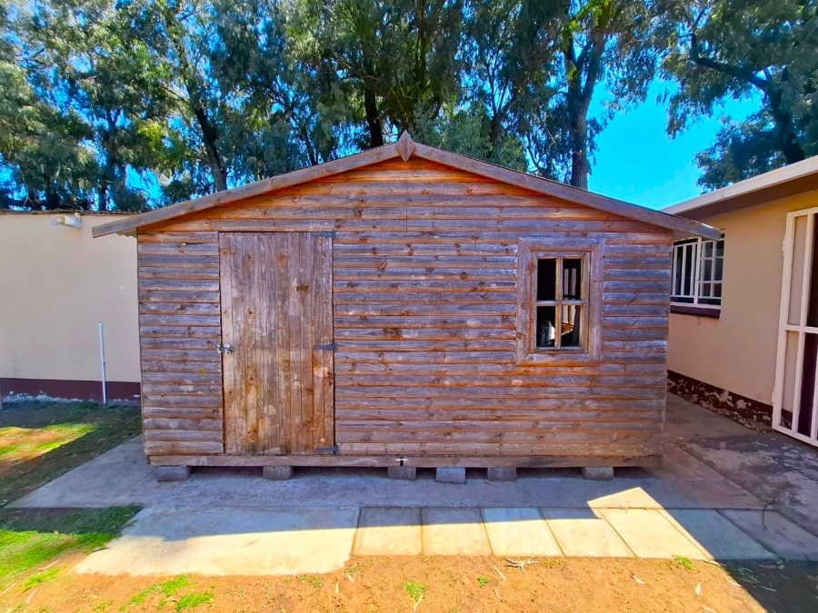 7 Bedroom Property for Sale in Mooilande Gauteng