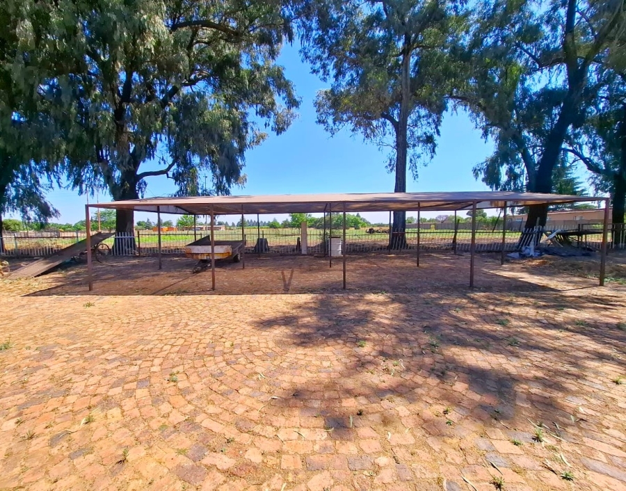 7 Bedroom Property for Sale in Mooilande Gauteng