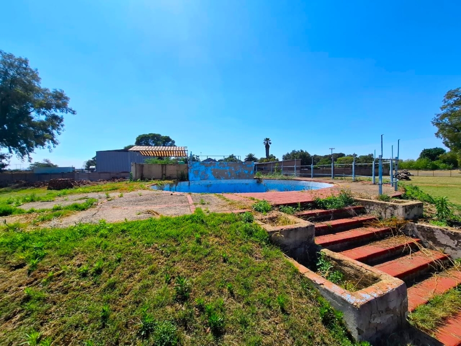 7 Bedroom Property for Sale in Mooilande Gauteng