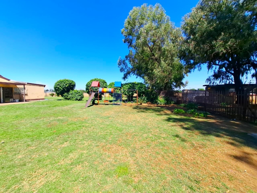 7 Bedroom Property for Sale in Mooilande Gauteng