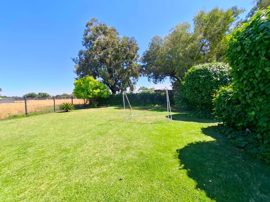 7 Bedroom Property for Sale in Mooilande Gauteng