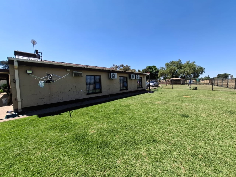 7 Bedroom Property for Sale in Mooilande Gauteng