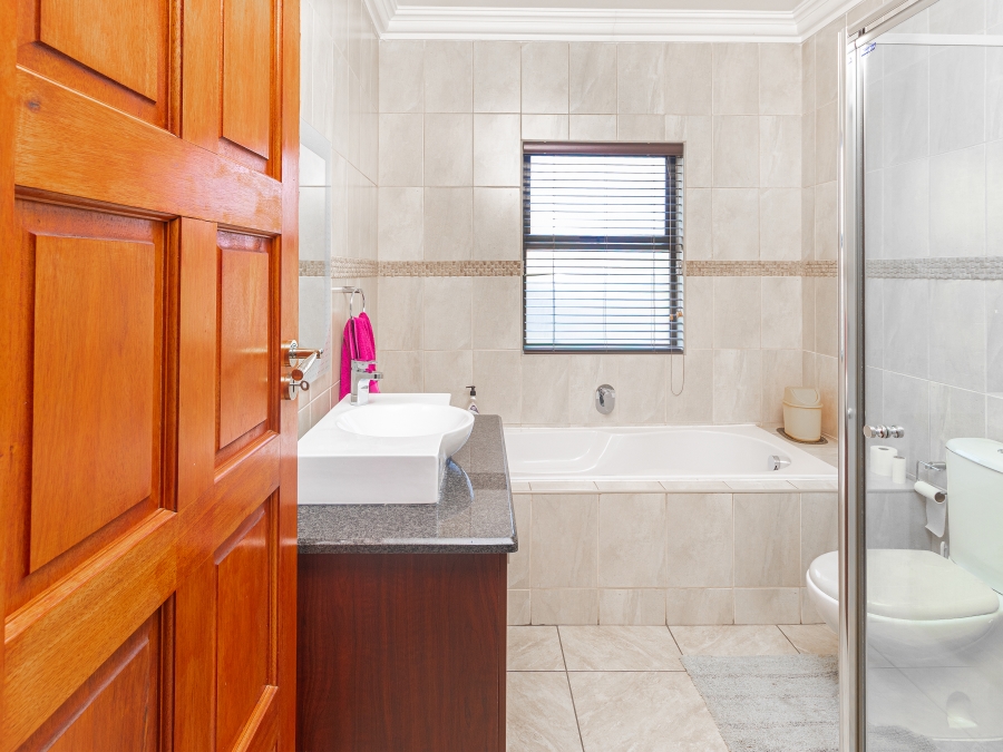 5 Bedroom Property for Sale in Helderwyk Gauteng