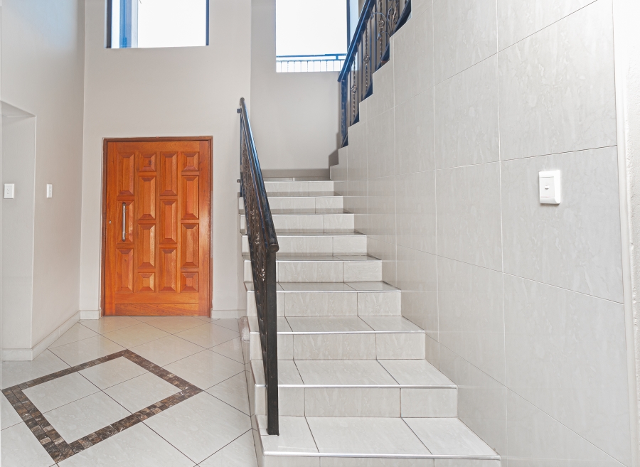 5 Bedroom Property for Sale in Helderwyk Gauteng