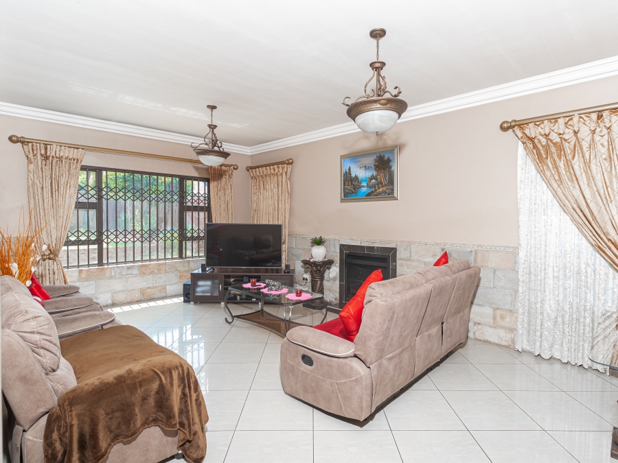 5 Bedroom Property for Sale in Helderwyk Gauteng