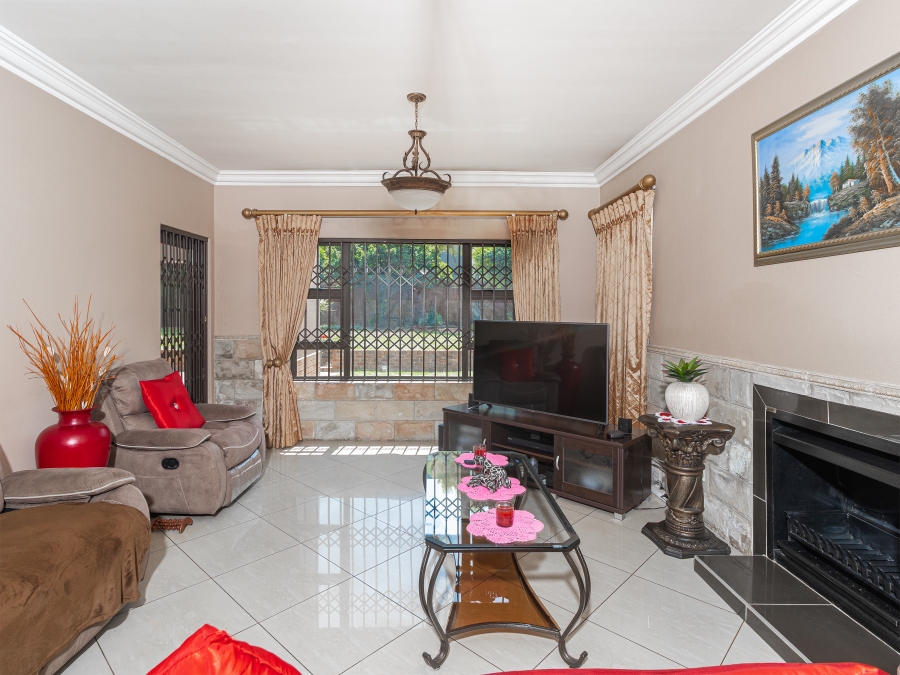 5 Bedroom Property for Sale in Helderwyk Gauteng