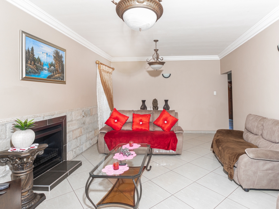 5 Bedroom Property for Sale in Helderwyk Gauteng