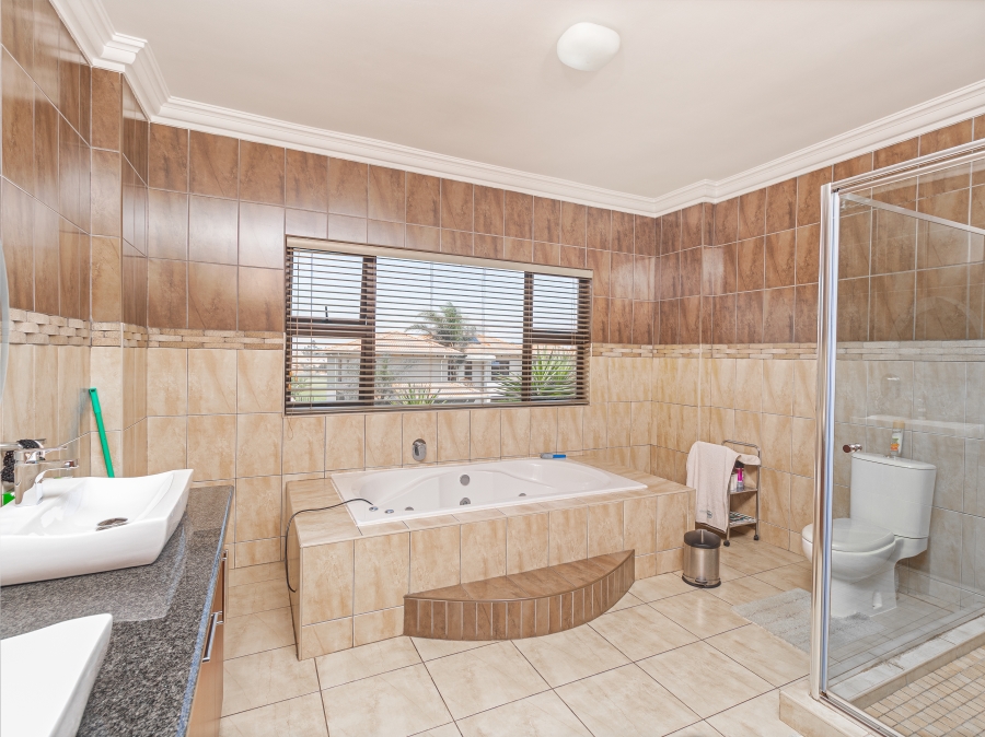 5 Bedroom Property for Sale in Helderwyk Gauteng