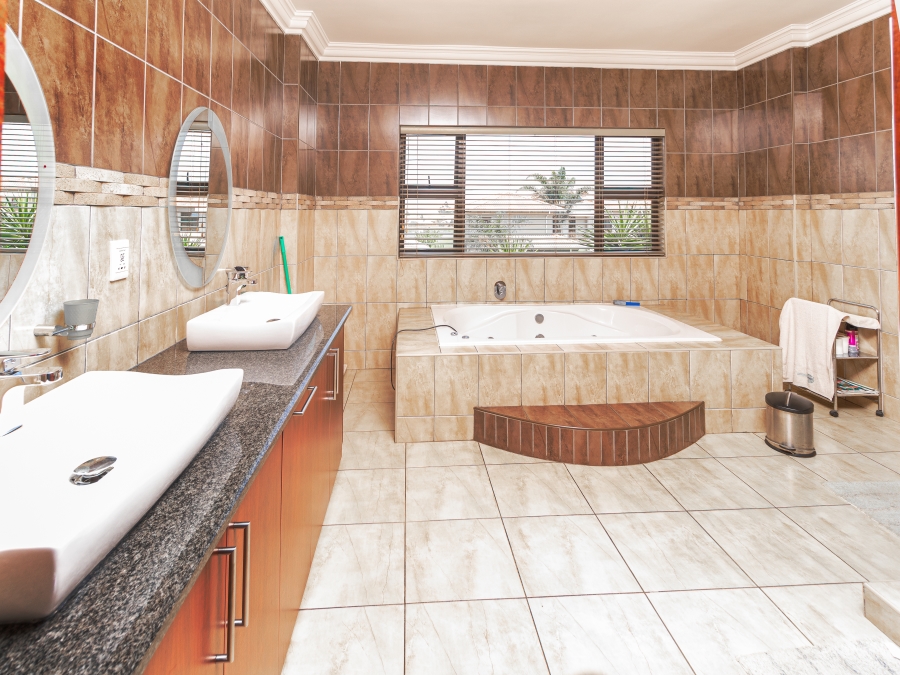 5 Bedroom Property for Sale in Helderwyk Gauteng