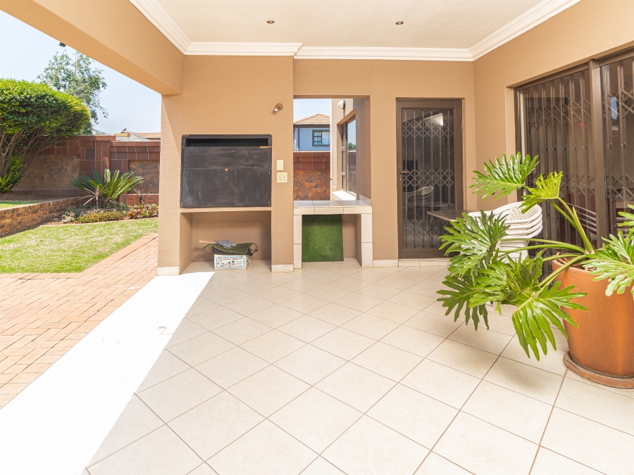 5 Bedroom Property for Sale in Helderwyk Gauteng
