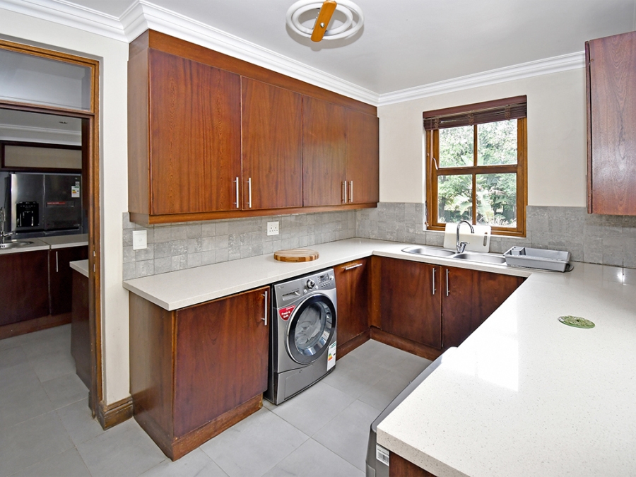 4 Bedroom Property for Sale in Benmore Gardens Gauteng
