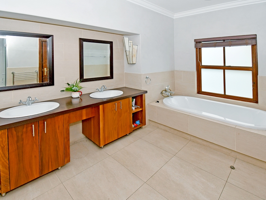 4 Bedroom Property for Sale in Benmore Gardens Gauteng