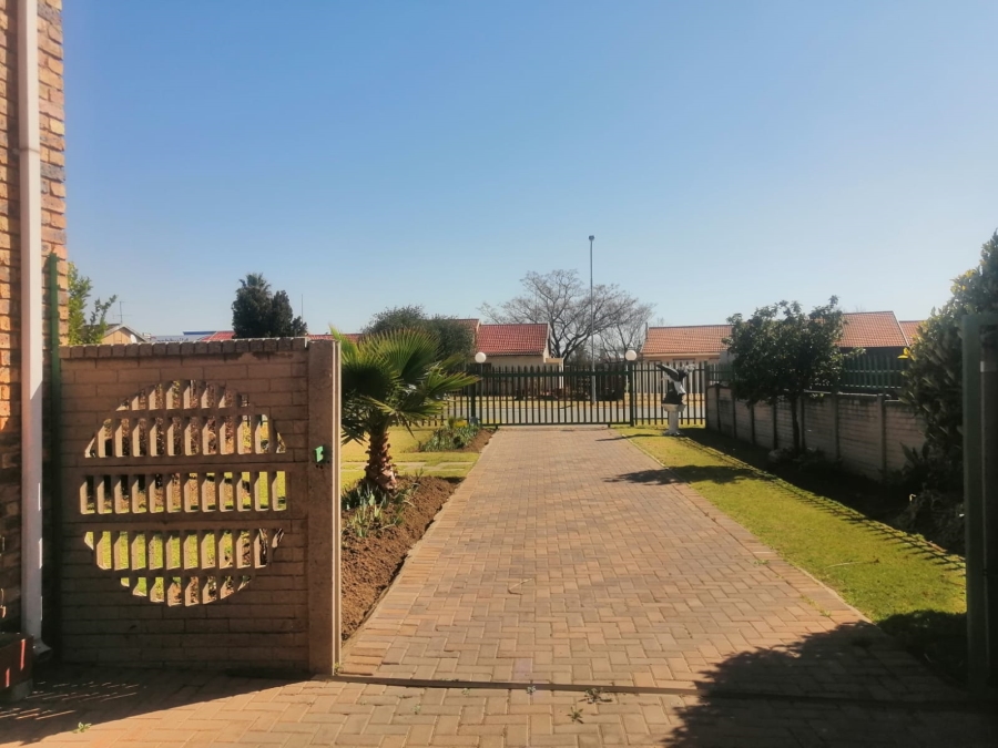 4 Bedroom Property for Sale in Bedworth Park Gauteng