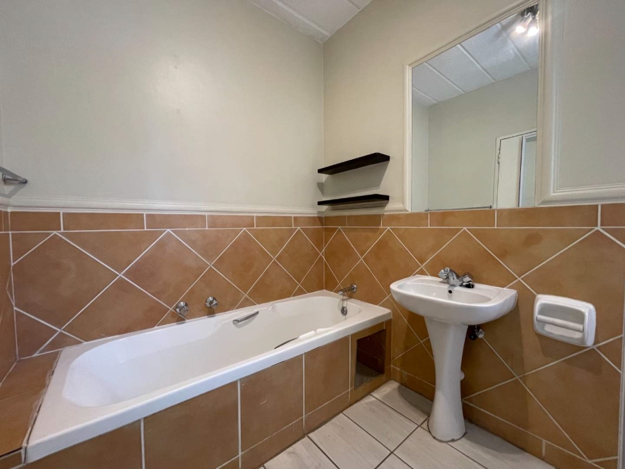 2 Bedroom Property for Sale in Saxonwold Gauteng