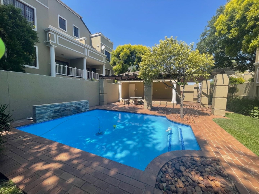 2 Bedroom Property for Sale in Saxonwold Gauteng