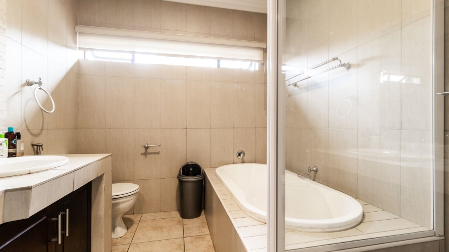 5 Bedroom Property for Sale in Woodhill Estate Gauteng