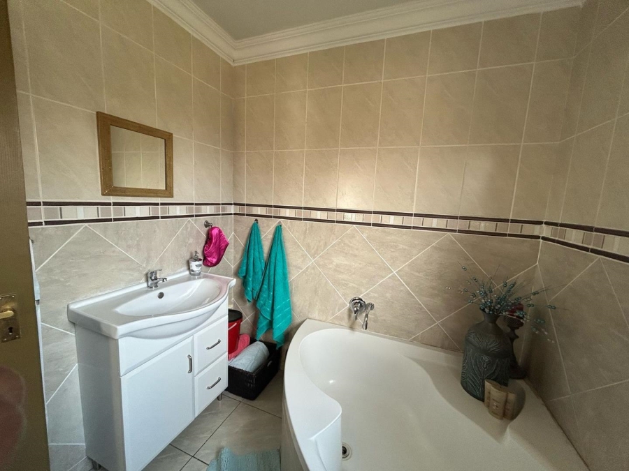 3 Bedroom Property for Sale in Dunnottar Gauteng