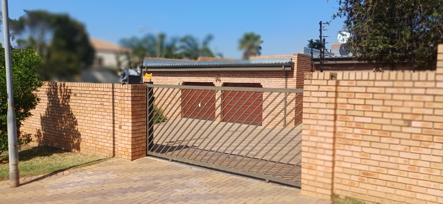 5 Bedroom Property for Sale in Glenvista Gauteng