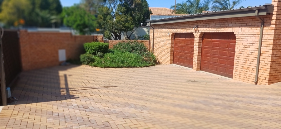 5 Bedroom Property for Sale in Glenvista Gauteng