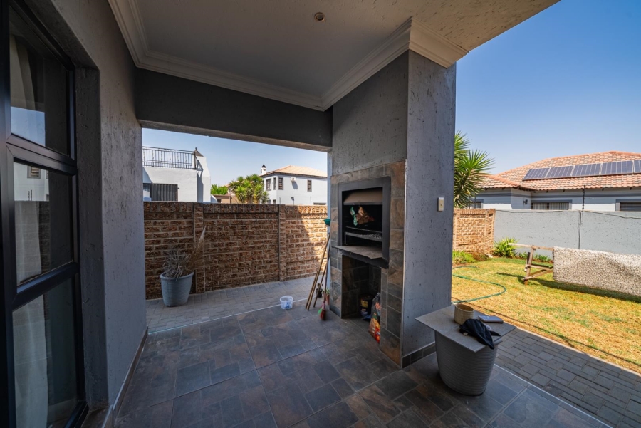 5 Bedroom Property for Sale in Parkrand Gauteng