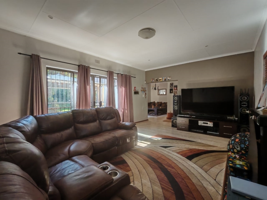 5 Bedroom Property for Sale in Three Rivers East Gauteng