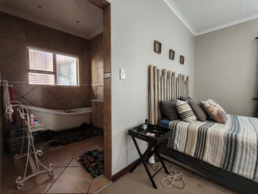 5 Bedroom Property for Sale in Three Rivers East Gauteng