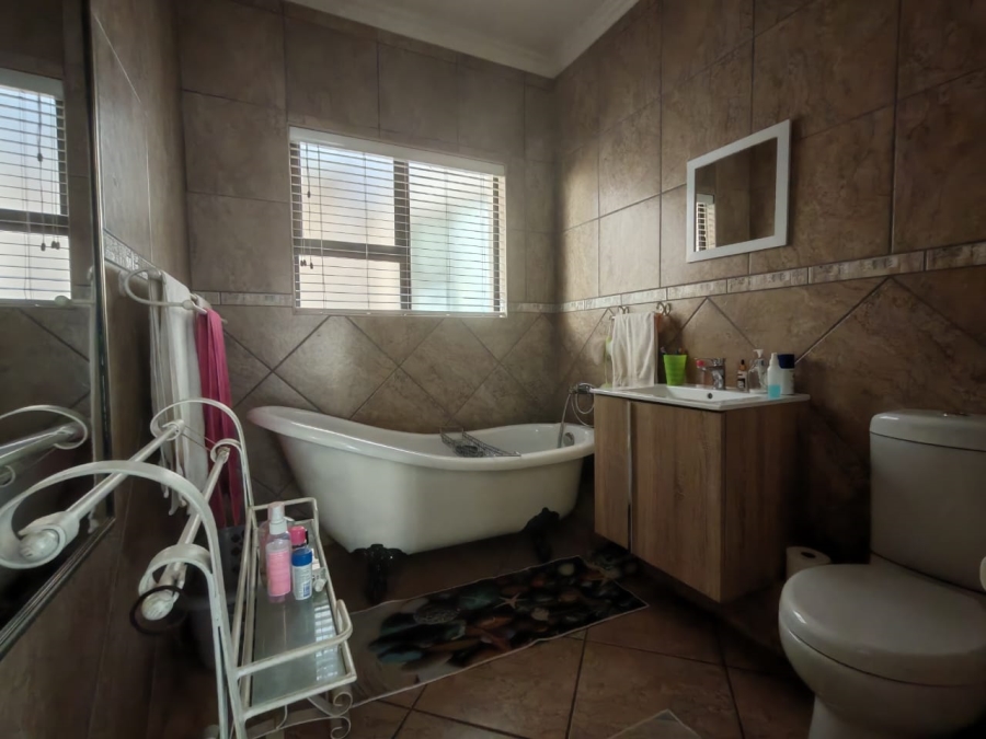 5 Bedroom Property for Sale in Three Rivers East Gauteng