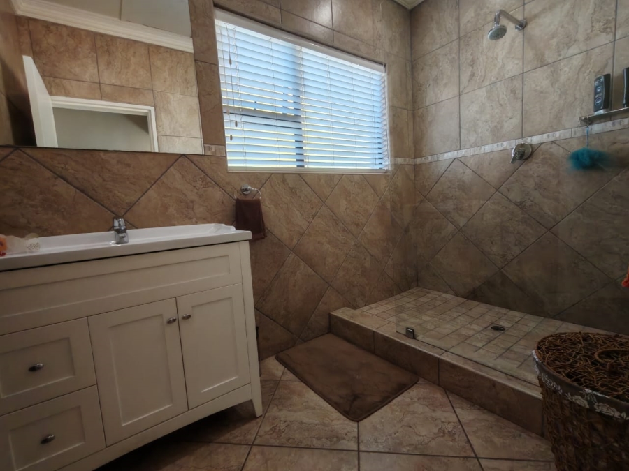 5 Bedroom Property for Sale in Three Rivers East Gauteng